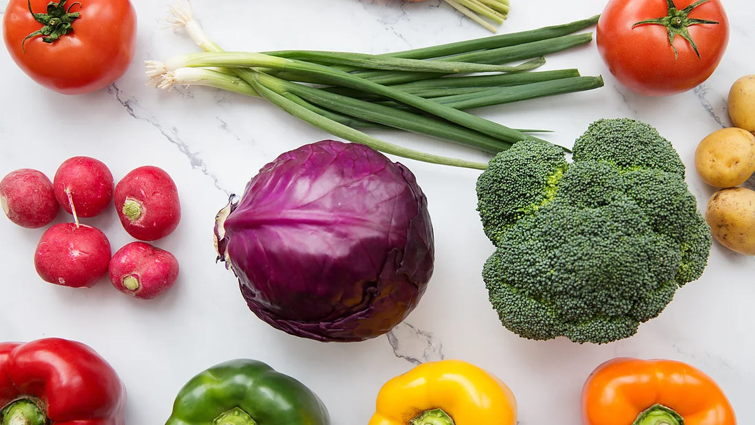 Légumes frais variés disposés à plat sur un plan de travail clair